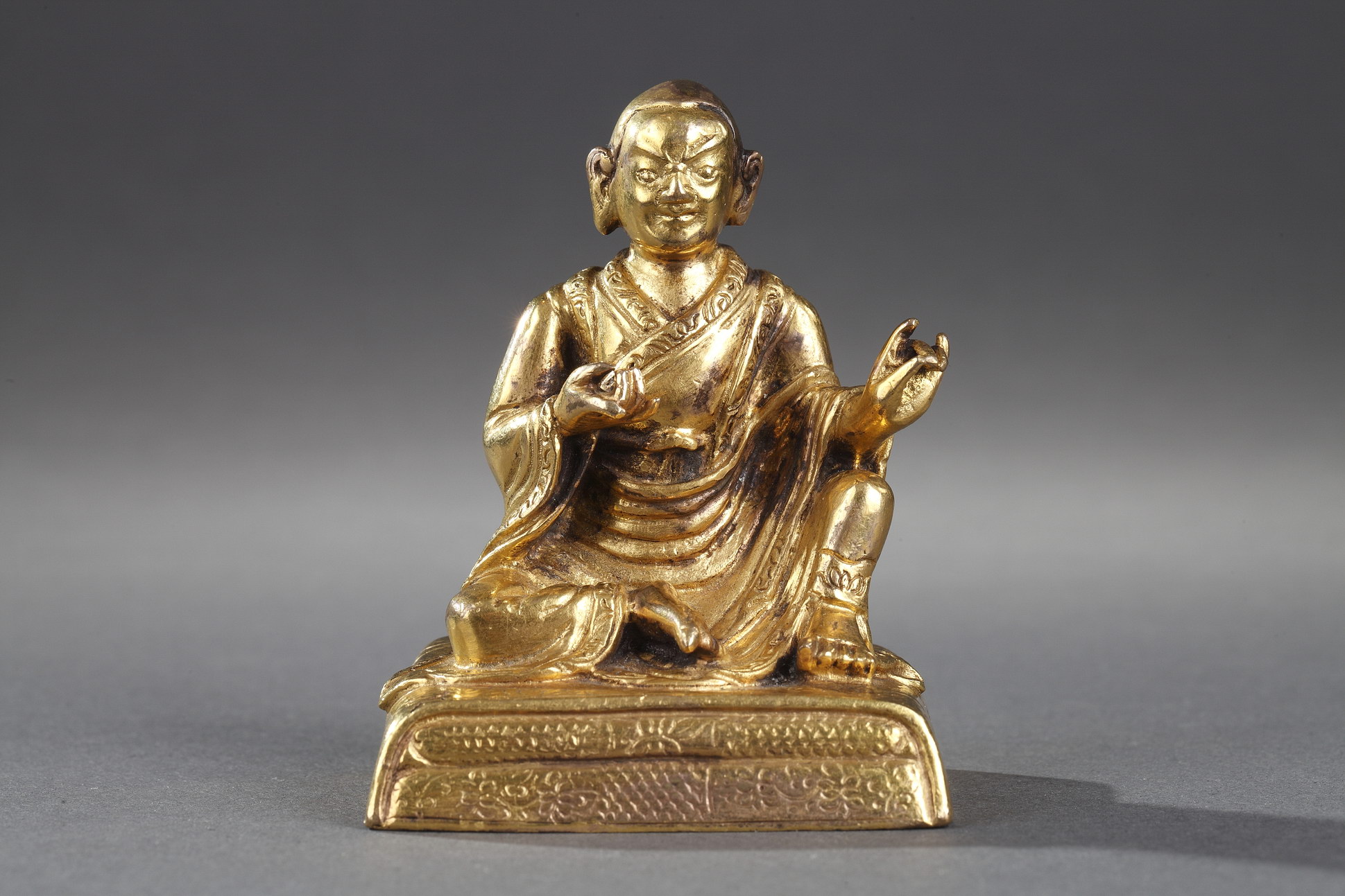 Small figure of Lhama  in gold bronze - Seated in Lilasana